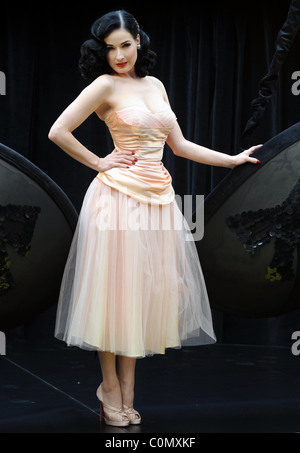 Dita Von Teese präsentiert ihre neue "Wonderbra von Dita Von Teese" Kollektion an Covent Garden Piazza, London, England - 23.09.08 Stockfoto