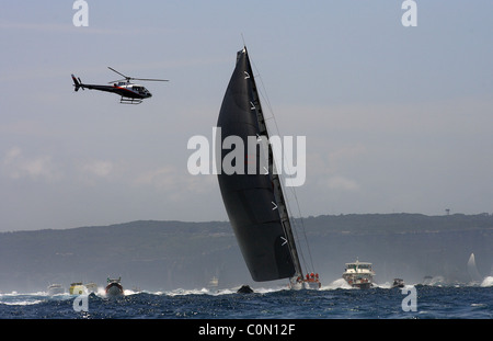 Maxi Wild Oats XI navigiert durch die Flotte von Hubschraubern der Zuschauer Handwerk und Medien Stockfoto