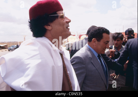 Libyens Präsident Muammar Gaddhafi trifft ägyptischen Präsidenten Hosni Mubarak auf Sidi Barani Air Base in Ägypten nahe der libyschen Grenze. Stockfoto