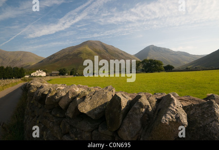 Mit Blick auf Kirk fiel und großen Giebel von Wasdale Head, Wast Wasser, den Lake District National Park, Cumbria, England Stockfoto