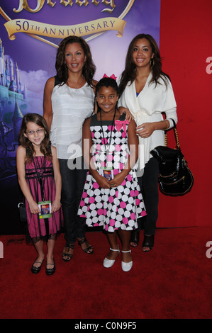 Vanessa Williams mit Töchtern Sasha und Melanie Dornröschen - 50th Anniversary DVD Start und Screening bei Chelsea Stockfoto