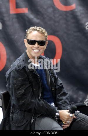 Dave Gahan Depeche Mode verkünden ihre Tour Of The Universe 2009 Tour auf einer Pressekonferenz am Olympia Stadion Berlin, Deutschland Stockfoto