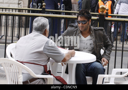 OM Puri, Ajay Devgan Fiming vor Ort der neue Film "London Dreams" Picadily Circus London, England - 06.10.08 Stockfoto