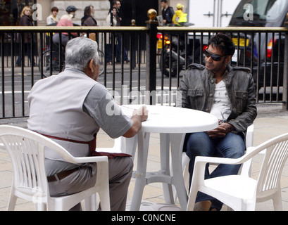 OM Puri, Ajay Devgan Fiming vor Ort der neue Film "London Dreams" Picadily Circus London, England - 06.10.08 Stockfoto