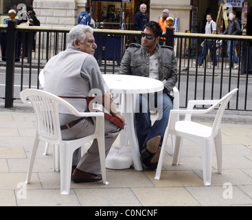 OM Puri, Ajay Devgan Fiming vor Ort der neue Film "London Dreams" Picadily Circus London, England - 06.10.08 Stockfoto