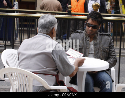 OM Puri, Ajay Devgan Fiming vor Ort der neue Film "London Dreams" Picadily Circus London, England - 06.10.08 Stockfoto