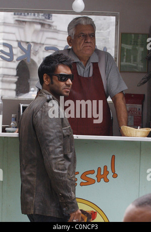 Ajay Devgan, Om Puri Fiming vor Ort der neue Film "London Dreams" Picadily Circus London, England - 06.10.08 Stockfoto