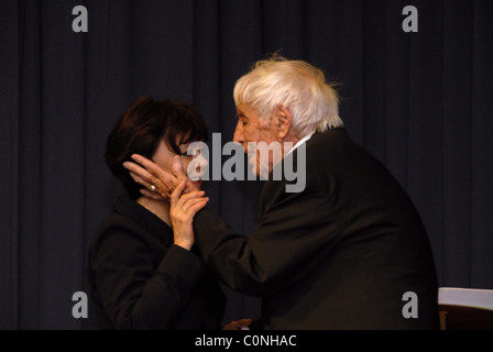 104 Jahre alte Schauspieler Johannes Heesters, Simone Rethel Heester die live bei der Eröffnung der Fotoausstellung "Schönheit Stockfoto