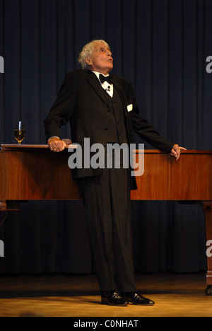 104 Jahre alte Schauspieler Johannes Heesters Durchführung bei der Eröffnung der Fotoausstellung "Schönheit des Alters" im Wohnstift zu leben Stockfoto