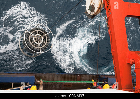 Ein CTD-Sensor an Bord der Polarstern aus den Tiefen der Antarktis abgerufen wird. Stockfoto