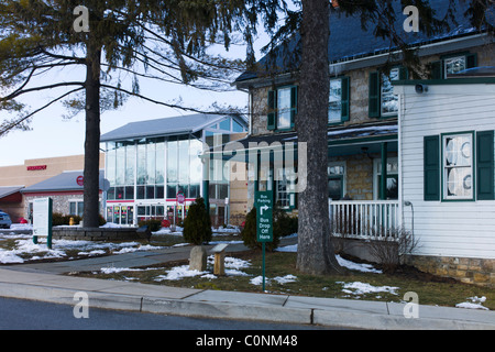 Die Amish Hof und Haus neben einem Supermarkt Lancaster County Pennsylvania USA Stockfoto