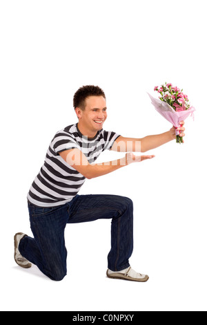 Schön lässig junger Mann Übergabe Blumenstrauß Nelke am Valentinstag, isoliert auf weißem Hintergrund Stockfoto