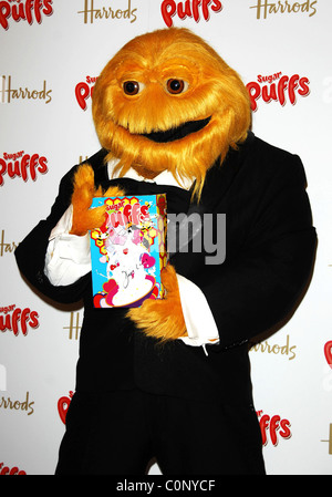 Honig Monster Daisy und Perle Lowe enthüllen Limited Edition, die Sugar Puffs Boxen zugunsten von The Variety Club Children Stockfoto