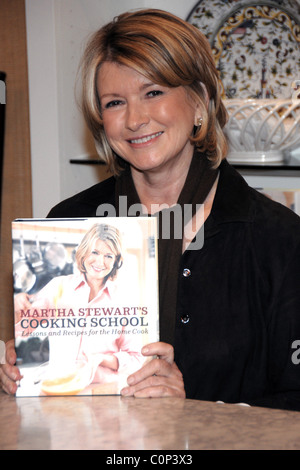 Martha Stewart unterschreibt Kopien von ihrem neuen Buch "Martha Stewart Cooking School: Unterricht und Rezepte für die Home Cook" bei Williams Stockfoto