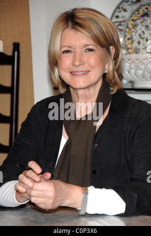 Martha Stewart unterschreibt Kopien von ihrem neuen Buch "Martha Stewart Cooking School: Unterricht und Rezepte für die Home Cook" bei Williams Stockfoto