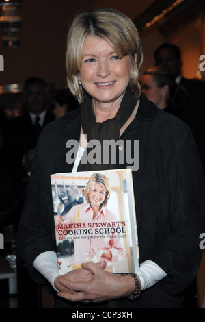 Martha Stewart unterschreibt Kopien von ihrem neuen Buch "Martha Stewart Cooking School: Unterricht und Rezepte für die Home Cook" bei Williams Stockfoto