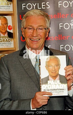 Paul O'Grady unterschreibt Exemplare seines neuen Buches "Paul O'Grady: am Knie Mütter... und andere niedrige Gelenke an Foyles Buchspeicher, Royal Stockfoto