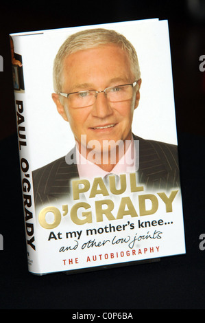 Paul O'Grady unterschreibt Exemplare seines neuen Buches "Paul O'Grady: am Knie Mütter... und andere niedrige Gelenke an Foyles Buchspeicher, Royal Stockfoto