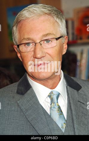 Paul O'Grady unterschreibt Exemplare seines neuen Buches "Paul O'Grady: am Knie Mütter... und andere niedrige Gelenke an Foyles Buchspeicher, Royal Stockfoto