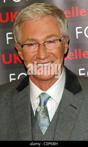 Paul O'Grady unterschreibt Exemplare seines neuen Buches "Paul O'Grady: am Knie Mütter... und andere niedrige Gelenke an Foyles Buchspeicher, Royal Stockfoto