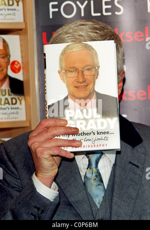 Paul O'Grady unterschreibt Exemplare seines neuen Buches "Paul O'Grady: am Knie Mütter... und andere niedrige Gelenke an Foyles Buchspeicher, Royal Stockfoto