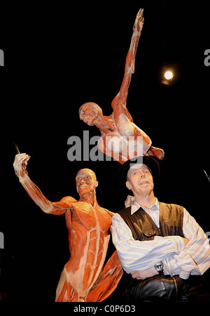 Dr. Gunther von Hagens in der neuen Ausstellung "Körperwelten und der Spiegel der Zeit" The O2 bubble-London, England 23.10.08 Stockfoto