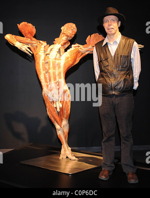 Dr. Gunther von Hagens in der neuen Ausstellung "Körperwelten und der Spiegel der Zeit" The O2 bubble-London, England 23.10.08 Stockfoto