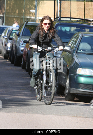 Geri Halliwell Gräben Frauenpower und entscheidet sich für "Pedal-Power", wie sie eine Radtour in der Sonne nimmt. Ehemalige Spice Girl Geri Stockfoto