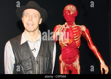 Dr. Gunther von Hagens stellt mit einem echten menschlichen Schöpfungen in der neuen "Körperwelten und der Spiegel der Zeit" Ausstellung Stockfoto