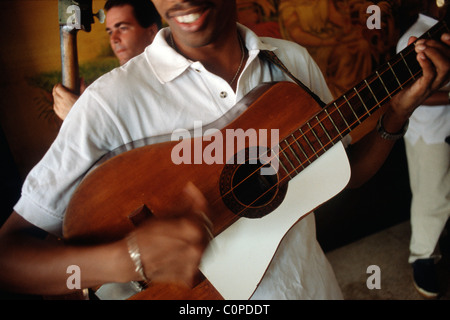 Havanna, Kuba. Eine Salsa-Band, die erklingt in der Fundacion Havana Club-Bar. (Museo del Ron) Stockfoto