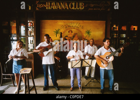 Havanna. Kuba. Eine Salsa-Band, die erklingt in der Fundacion Havana Club-Bar. (Museo del Ron) Stockfoto