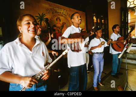 Havanna. Kuba. Eine Salsa-Band, die erklingt in der Fundacion Havana Club-Bar. (Museo del Ron) Stockfoto