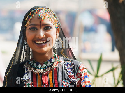 Porträt einer traditionellen indischen Folklore Tänzerin lächelnd in einer fairen, Surajkund Kunsthandwerk Mela, Surajkund, Faridabad, Haryana, Indien Stockfoto