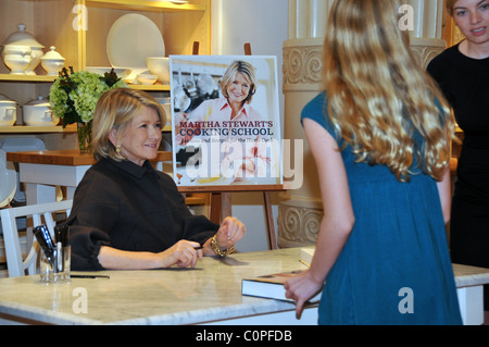 Martha Stewart unterschreibt Kopien von ihrem neuen Buch "Martha Stewart Kochschule."  Williams-Sonoma Philadelphia, PA - 07.11.08 Stockfoto