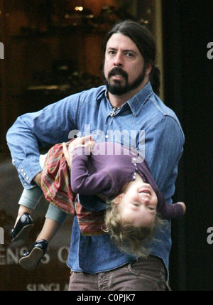 Dave Grohl hat einen Spaziergang in Bel-Air mit seiner Tochter Violet Maye Grohl und Frau Los Angeles, Kalifornien - 01.11.08 BAC / Stockfoto