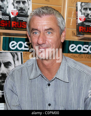 Ian Rush Liverpool FC größte Stürmer Ian Rush unterschreibt Kopien seiner Autobiographie "Rush" in Eason Buchladen. Dublin, Stockfoto