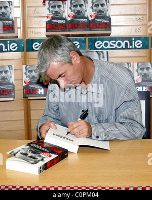 Ian Rush Liverpool FC größte Stürmer Ian Rush unterschreibt Kopien seiner Autobiographie "Rush" in Eason Buchladen. Dublin, Stockfoto