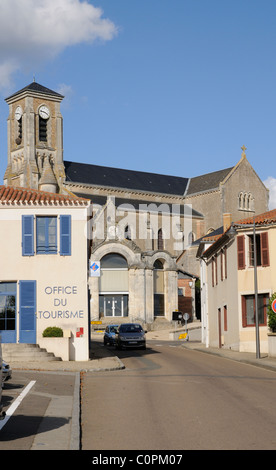 Französisches Fremdenverkehrsamt und Kirche von Talmont Saint Hilaire in der Vendee Region des westlichen Frankreich EU Stockfoto