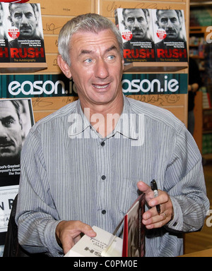 Ian Rush Liverpool FC größte Stürmer Ian Rush unterschreibt Kopien seiner Autobiographie "Rush" in Eason Buchladen. Dublin, Stockfoto