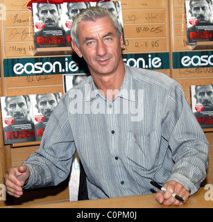 Ian Rush Liverpool FC größte Stürmer Ian Rush unterschreibt Kopien seiner Autobiographie "Rush" in Eason Buchladen. Dublin, Stockfoto