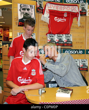 Ian Rush Liverpool FC größte Stürmer Ian Rush unterschreibt Kopien seiner Autobiographie "Rush" in Eason Buchladen. Dublin, Stockfoto