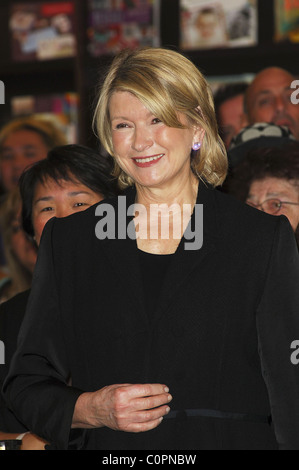 Martha Stewart unterschreibt Kopien von ihrem neuen Buch "Martha Stewart Cooking School: Unterricht und Rezepte für die Home Cook" an die Stockfoto