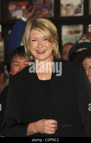 Martha Stewart unterschreibt Kopien von ihrem neuen Buch "Martha Stewart Cooking School: Unterricht und Rezepte für die Home Cook" an die Stockfoto