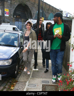 Blake Wood und Amy Winehouse suchen glücklich, wie sie in einem örtlichen Pub bei einem Drink mit Freunden geht. London, England - 11.11.08 A. Stockfoto