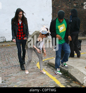 Blake Wood und Amy Winehouse suchen glücklich, wie sie in einem örtlichen Pub bei einem Drink mit Freunden geht. London, England - 11.11.08 A. Stockfoto