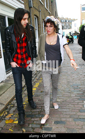 Blake Wood und Amy Winehouse suchen glücklich, wie sie in einem örtlichen Pub bei einem Drink mit Freunden geht. London, England - 11.11.08 A. Stockfoto