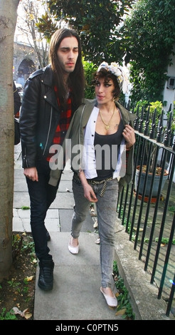 Blake Wood und Amy Winehouse suchen glücklich, wie sie in einem örtlichen Pub bei einem Drink mit Freunden geht. London, England - 11.11.08 A. Stockfoto