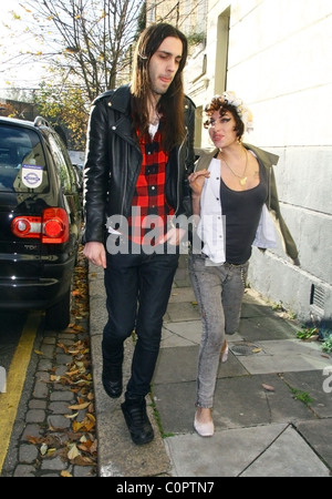 Blake Wood und Amy Winehouse suchen glücklich, wie sie in einem örtlichen Pub bei einem Drink mit Freunden geht. London, England - 11.11.08 A. Stockfoto