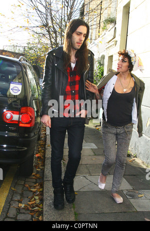 Blake Wood und Amy Winehouse suchen glücklich, wie sie in einem örtlichen Pub bei einem Drink mit Freunden geht. London, England - 11.11.08 A. Stockfoto