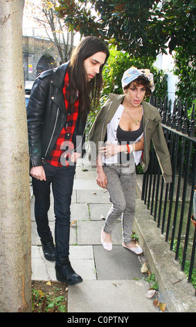 Blake Wood und Amy Winehouse suchen glücklich, wie sie in einem örtlichen Pub bei einem Drink mit Freunden geht. London, England - 11.11.08 A. Stockfoto